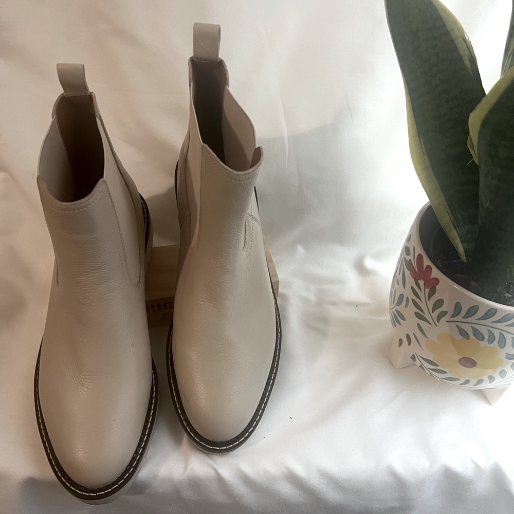 New! Caslon Miller Taupe Leather Chelsea Boot Lug Sole Water Resistant Womens